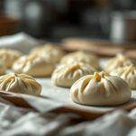 Baozi in lievitazione su teglia.