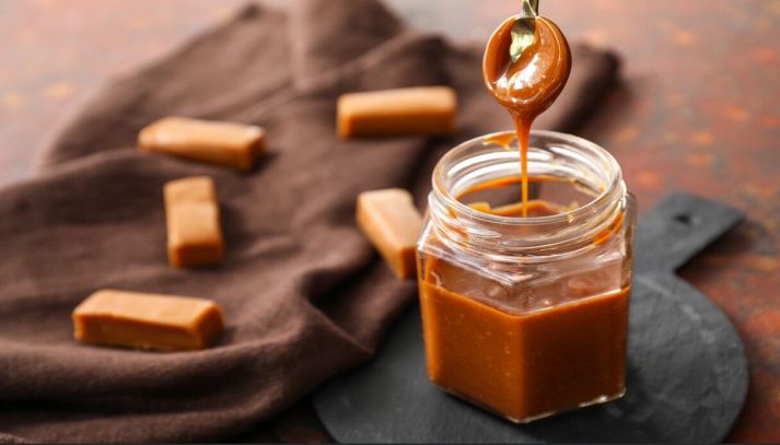 Barattolo di vetro con salsa al caramello