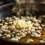 Padella con cipolla tritata che sfrigola nell’olio extravergine