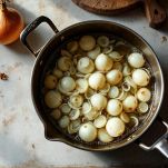 Cipolla che cuoce lentamente diventando morbida e traslucida