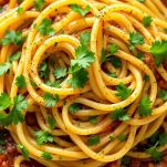 Piatto di pasta con prezzemolo tritato sopra