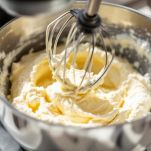 Burro lavorato con frusta in una ciotola.