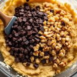 Noci tritate e pezzi di cioccolato nell’impasto.