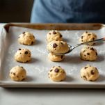 Porzioni di impasto su teglia imburrata.