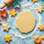 Impasto steso e biscotti tagliati con stampi a tema Halloween