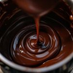 Cioccolato fondente sciolto a bagnomaria