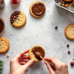 Biscotti immersi nel cioccolato e lasciati raffreddare