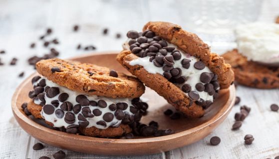Biscotti gelato con gocce di cioccolato