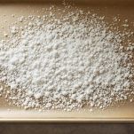 Strato uniforme di sale grosso in una teglia da forno