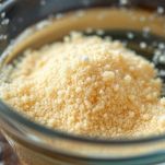 Lievito sciolto in acqua con zucchero in ciotola