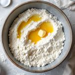 Farina a fontana con lievito acqua e burro fuso