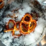 Bretzel immersi in acqua con bicarbonato