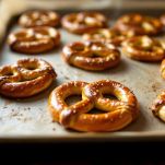 Bretzel disposti su teglia con carta forno