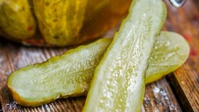 Cetriolini sottaceto, tagliati e pronti per essere serviti
