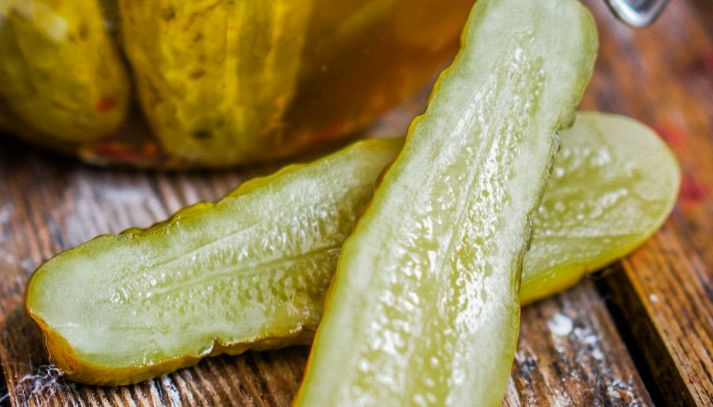 Cetriolini sottaceto, tagliati e pronti per essere serviti