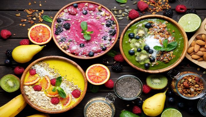 Ciotole con frullati sani e colorati