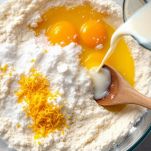 Ingredienti dell’impasto in una ciotola