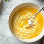 Uovo sbattuto in ciotola