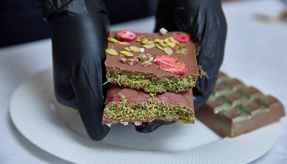 Barrette di Dubai Chocolate con frutta