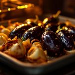 Teglia con melanzane e cipolle pronte per la cottura