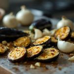 Teglia con melanzane morbide appena tolte dal forno