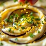 Ciotola con crema di melanzane e erbe fresche