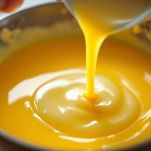 Ciotola con crema mescolata con frusta