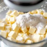 Burro e zucchero lavorati in una ciotola