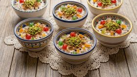 Ciotola di cuccia siciliana decorata con pistacchi e canditi