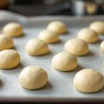 Palline di impasto su teglia