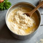 Farine e brodo in pentola