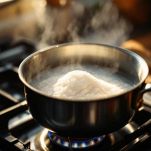 Pentolino con acqua e zucchero