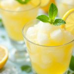 Granita al limone nei bicchieri