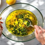 Olio e limone con acciughe sciolte