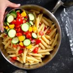Pasta con peperone zucchine e pomodori