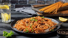 Invitante piatto di spaghetti alla puttanesca
