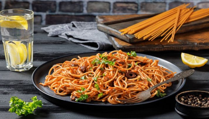 Invitante piatto di spaghetti alla puttanesca