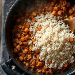 Padella con riso mescolato agli ingredienti