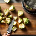 Carciofi tagliati su tagliere