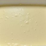 Pirofila con besciamella stesa sul fondo