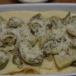 Primo strato di lasagne con carciofi