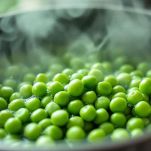 Piselli verdi cotti e scolati