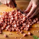 Salsiccia sbriciolata su tagliere