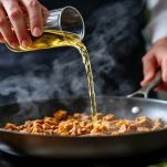 Salsiccia in padella con vino che evapora