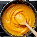 Crema di zucca che si amalgama nel pentolino