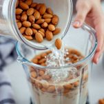 Mandorle nel mixer con acqua