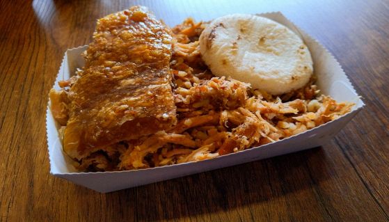 Lechona un piatto tipico colombiano a base di riso, carne di maiale e arepa