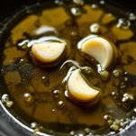 Aglio dorato in padella