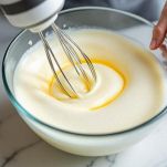 Crema chiara montata in ciotola