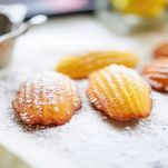 Madeleine dorate sul tavolo